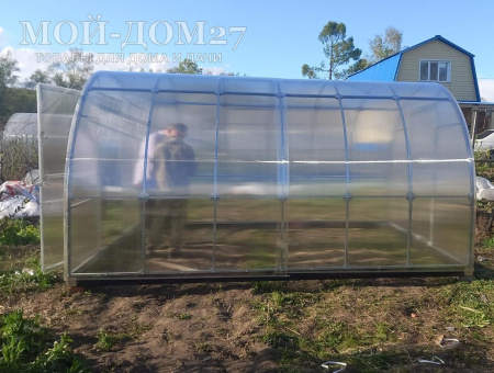 Теплица Крепче Усиленная 4 метра с поликарбонатом | Мой-Дом27 | Каркас изготовлен из оцинкованной замкнутой трубы 30*20 мм.<br>
 Ширина - 3&nbsp;метра. Высота - 2,1 метра. Длина 4 метра.&nbsp;<br>
 Выдерживаемая снеговая нагрузка - 230 кг/м2. Выдерживаемая ветровая нагрузка - до 28 м/с.<br>
 <b>ЦЕЛЬНОСВАРНЫЕ ТОРЦЫ и ДУГИ. Расстояние между дугами 0,65&nbsp;метра.</b><br>
 Толщина металла дуг 1&nbsp;мм. Ширина двери 0,96 метра.<br>